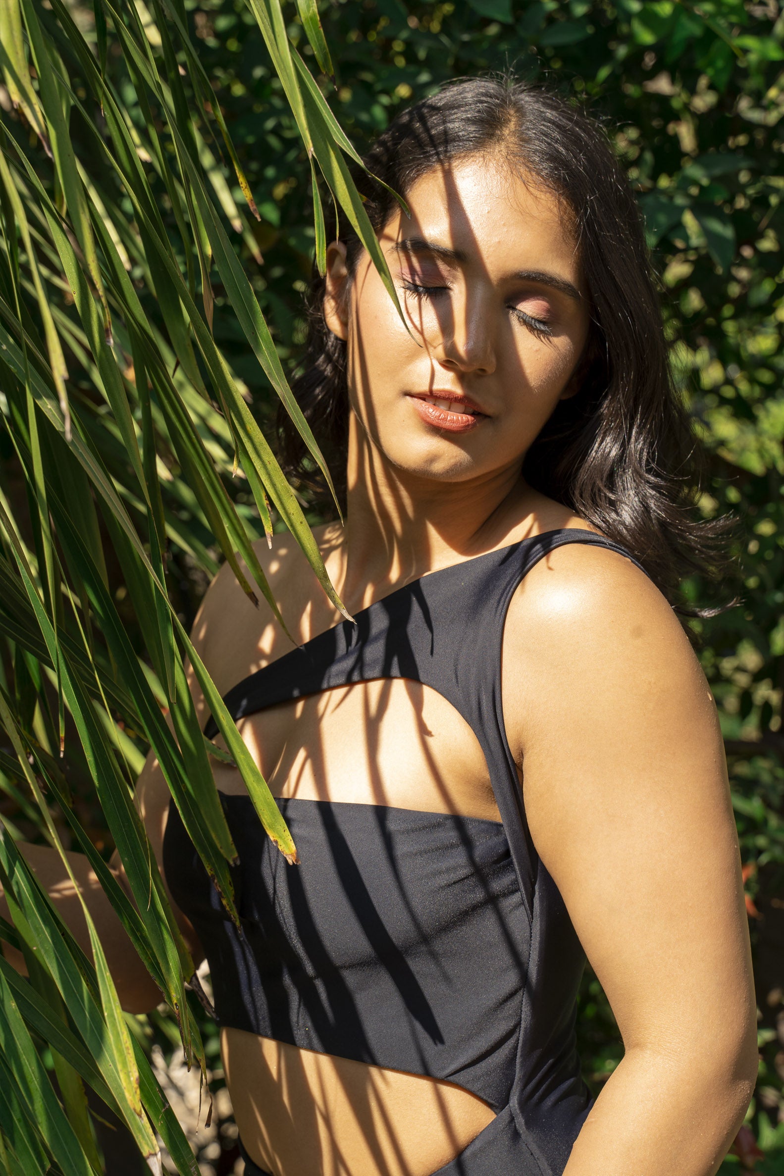 Designer, one-shoulder Cordelia monokini swimsuit in black and blue with cut-outs, removable cups, customized fit and plus sizes. Stylish swimwear for sexy summer looks.