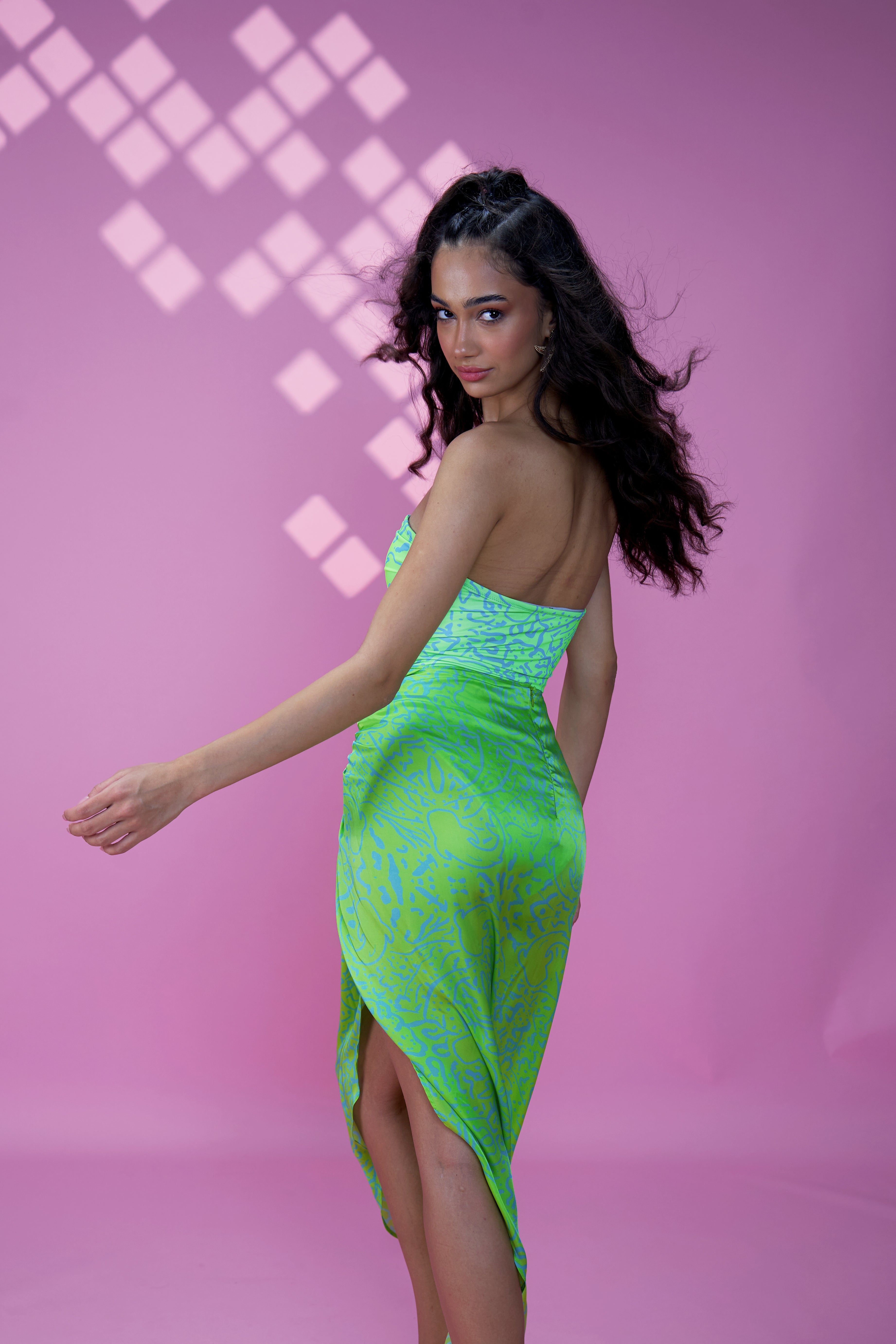 Designer, sustainable Napoleon Magic Sarong for women in lime green with a high side slit, adjustable knot, oceanic print and a body hugging fit. Customizable and in plus sizes. Sexy beachwear cover up for vacations.